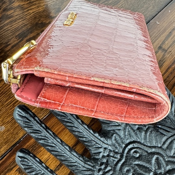 Miu Miu Coral Croc-Embossed Wallet - Picture 6 of 7